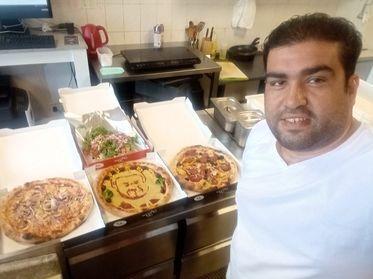 Der Pizzabäcker Ali Mohamed hat schon viele Gesichter in seine Pizzen gezaubert.