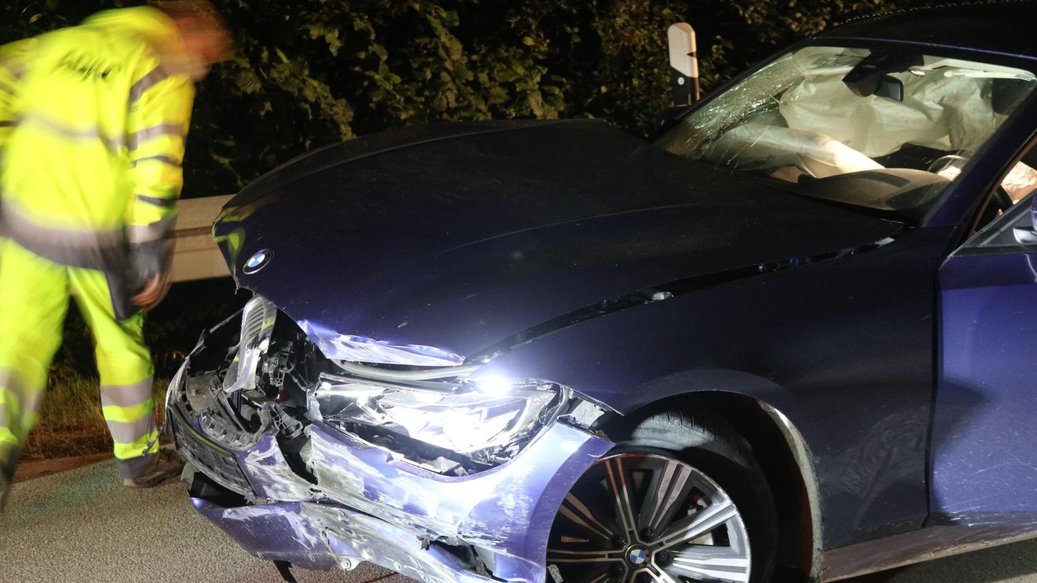 Auf der A7 kam es in der Nacht zum Samstag (04.09.2021) zwischen Uffenheim (Lkr. Neustadt an der Aisch-Bad Windsheim) und Bad Windsheim zu einem Auffahrunfall. Dabei ist aus bislang noch ungeklärter Ursache ein Transporter auf eine auf der rechten Spur fahrenden Zivilstreife aufgefahren. Dabei wurden laut Polizei die beiden Beamten sowie der 40-jährige Fahrer des Transporters leicht verletzt. Foto: NEWS5 / Wohlgemuth Weitere Informationen... https://www.news5.de/news/news/read/21704 Auf der A7 kam es in der Nacht zum Samstag (04.09.2021) zwischen Uffenheim (Lkr. Neustadt an der Aisch-Bad Windsheim) und Bad Windsheim zu einem Auffahrunfall. Dabei ist aus bislang noch ungeklärter Ursache ein Transporter auf eine auf der rechten Spur fahrenden Zivilstreife aufgefahren. Dabei wurden laut Polizei die beiden Beamten sowie der 40-jährige Fahrer des Transporters leicht verletzt. Foto: NEWS5 / Wohlgemuth Weitere Informationen... https://www.news5.de/news/news/read/21704