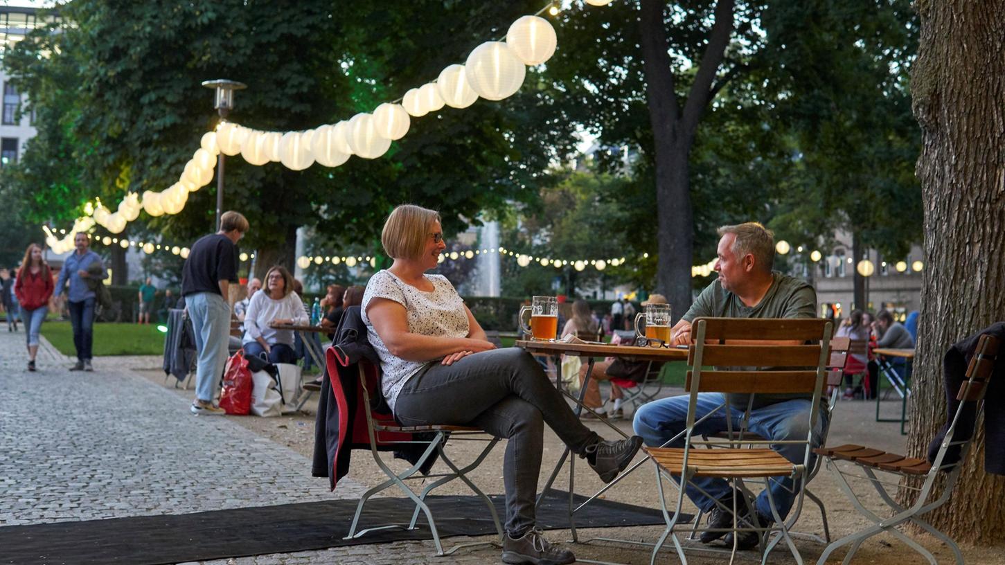 Die Adenaueranlage hat sich in einen stimmungsvollen Biergarten verwandelt. Für viele Fürtherinnen und Fürther hat der Park damit noch einmal an Flair gewonnen.
Die Adenaueranlage hat sich in einen stimmungsvollen Biergarten verwandelt. Für viele Fürtherinnen und Fürther hat der Park damit noch einmal an Flair gewonnen.