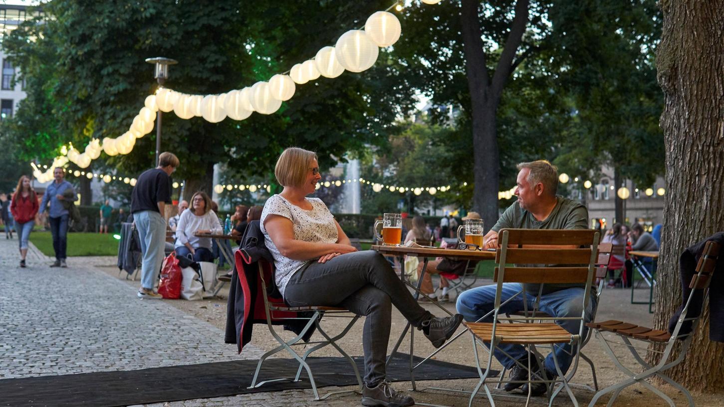 Die Adenaueranlage hat sich in einen stimmungsvollen Biergarten verwandelt. Für viele Fürtherinnen und Fürther hat der Park damit noch einmal an Flair gewonnen.