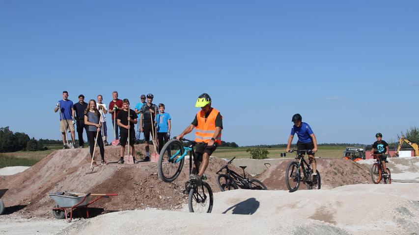 Die neue Dirt-Bike-Strecke macht Spaß! Im Hintergrund die Helfer um Bürgermeister Gerd Dallner.