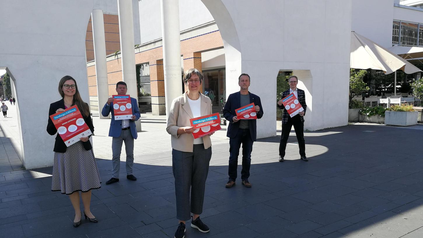 Sie unterstützen gemeinsam die "Nürnberger Erklärung" (von links): Sabine Weingärtner (Kirchlicher Dienst in der Arbeitswelt), DGB-Geschäftsführer Stephan Doll, Britta Müller (Evangelisch-Lutherisches Dekanat), der katholische Betriebsseelsorger Martin Plentinger und der katholische Stadtdekan Andreas Lurz.    