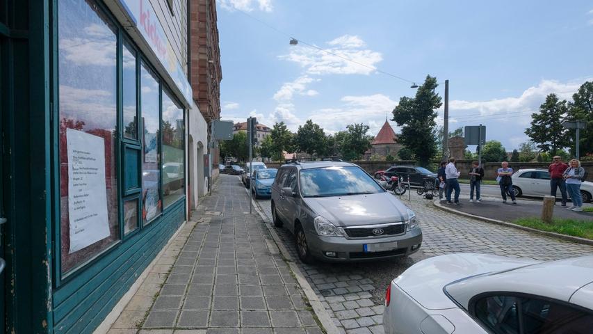 Weil bei der Einmündungen von der Johannisstraße in die Frauenholzstraße die Autos auch in der Kurve parken, wird es hier schon mal gefährlich.