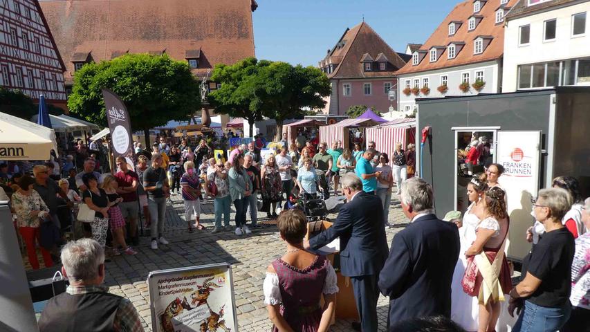 Vor großer Gästekulisse eröffnete Bürgermeister Klaus Meier den 19. Neustädter „KarpfenMarktPlatz“…