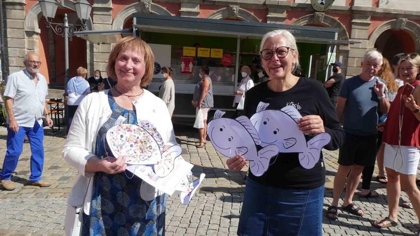Bezirksrätin Elke Eder (l.) bewunderte die Initiative von Elke Rogler-Klukas …