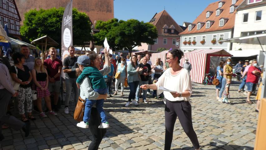 Unter diesen hatte auch die Gewinner der "Genuss-Rallye" ihre Freude an den Preisen der Werbegemeinschaft "Nea Aktiv", die stellvertretende Vorsitzende Elisabeth Seeg-Probst überreichte.