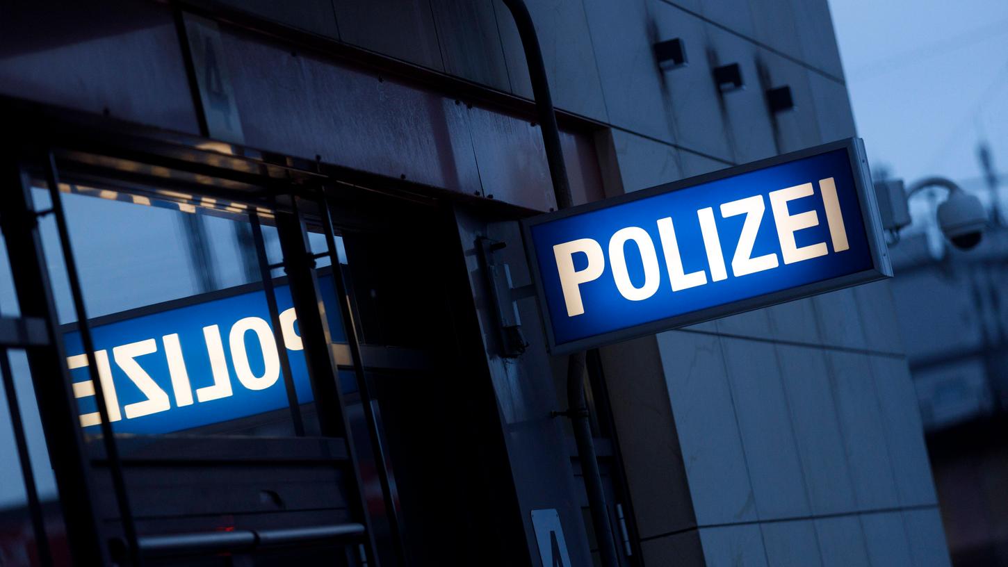 Heftige Gegenwehr: Ein 16-Jähriger wollte sich in der Nürnberger U-Bahn der Polizeikontrolle entziehen und biss einem Beamten in den Finger.
Heftige Gegenwehr: Ein 16-Jähriger wollte sich in der Nürnberger U-Bahn der Polizeikontrolle entziehen und biss einem Beamten in den Finger.