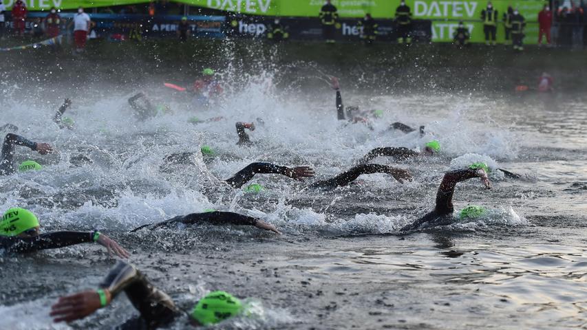 Beeindruckende Bilder: Challenge-Athleten springen in den eiskalten Kanal - dann geht's aufs Rad