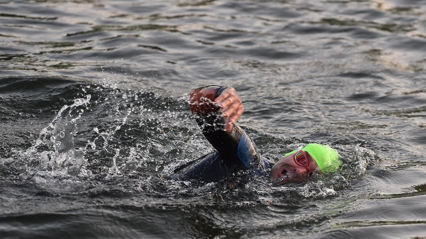 Beeindruckende Bilder: Challenge-Athleten springen in den eiskalten Kanal - dann geht's aufs Rad