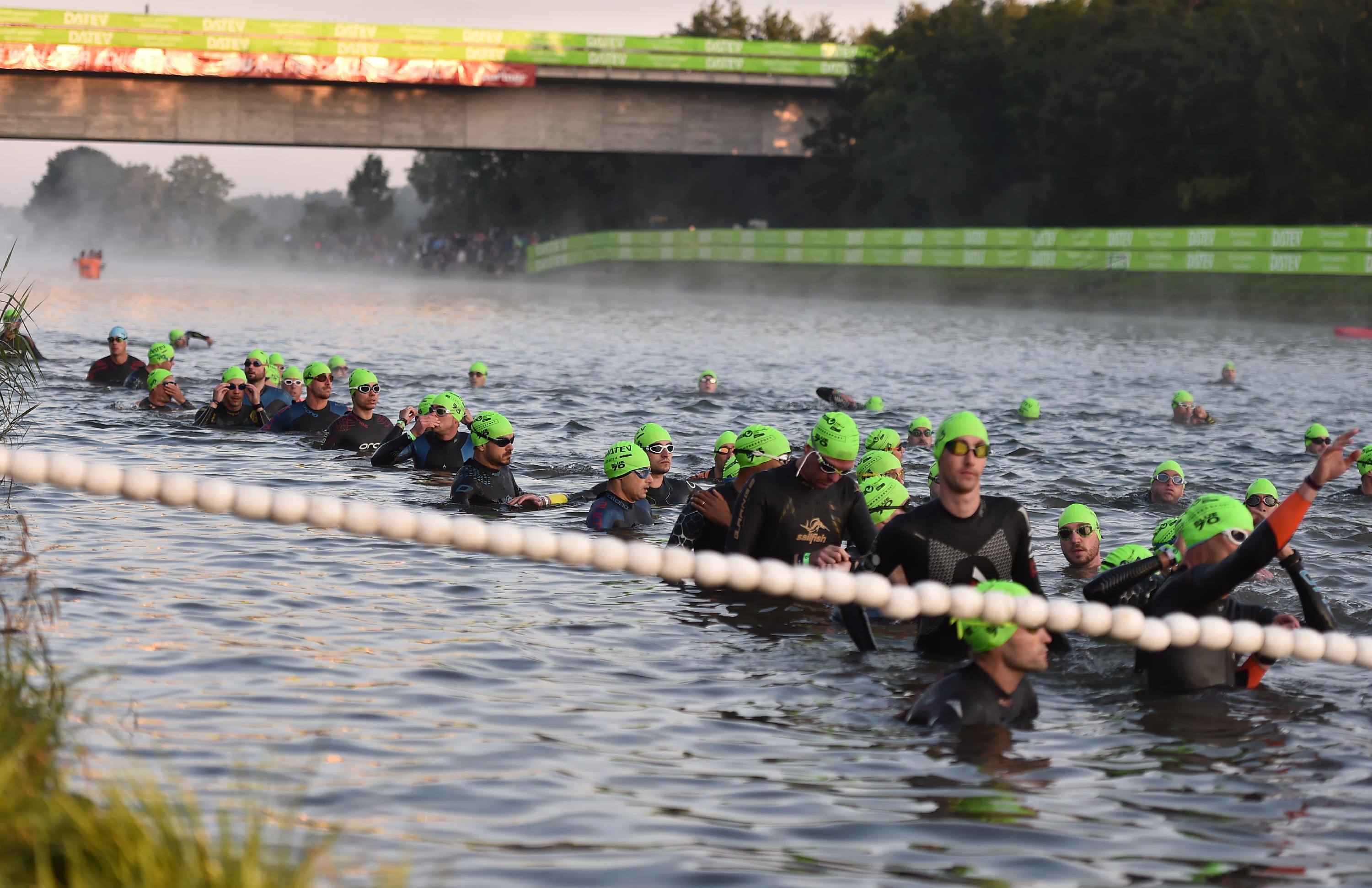 Schwimmstart beim Challenge Roth: Bei diesen Bildern läuft es Ihnen ...