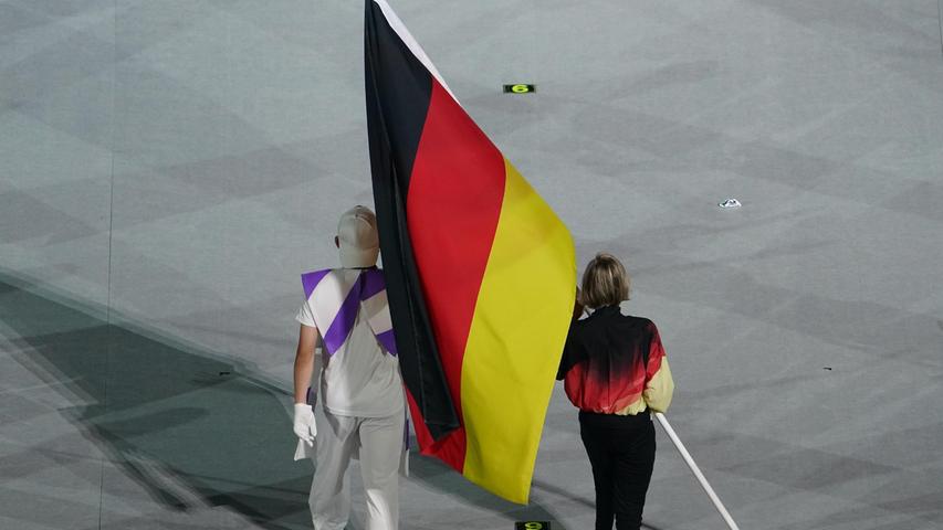 Bei der Abschlussfeier der Paralympischen Sommerspiele trägt Natascha Hiltrop, Sportschützin und Gold- und Silbermedaillengewinnerin, die deutsche Fahne.
