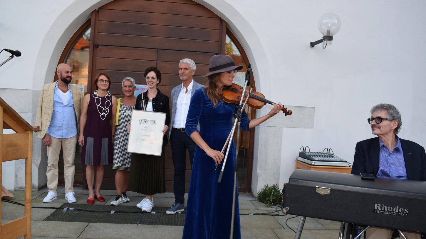 Anita Brandt (4.v.li.) aus Lauterhofen erhielt den Atelierförderpreis 2021 des Kunstkreises Jura.