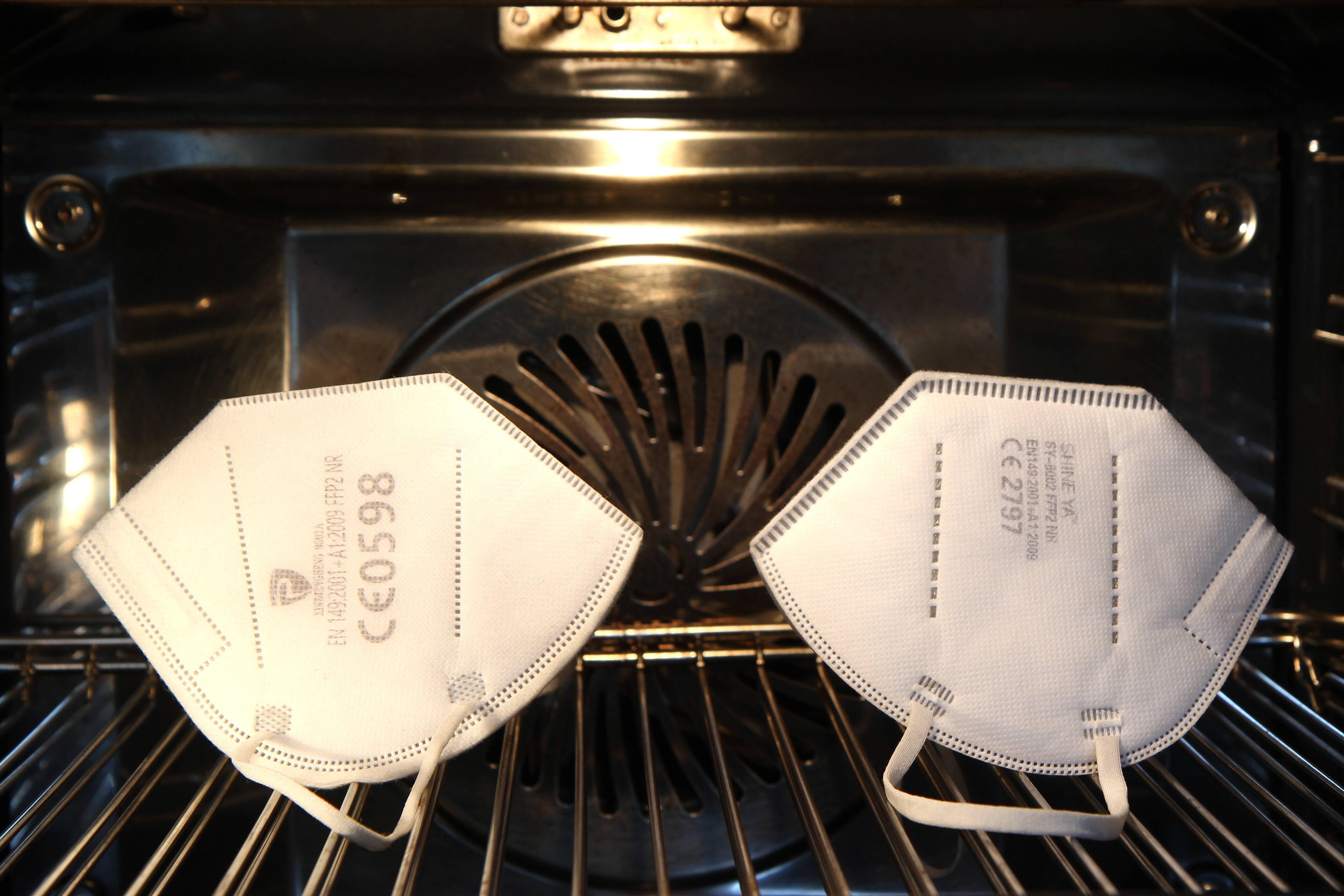 Wenn man unter der Maske schwitzt, dann kann diese schnell sehr unhygienisch werden. Doch gewaschen werden sollen nur Alltagsmasken. FFP2-Masken dürfen nicht in die Waschmaschine, da ansonsten die Filterleistung stark nachlassen kann. Auch das Abbacken von FFP2-Masken zur Reinigung empfiehlt das Bundesamt für Arzneimittel und Medizinprodukte nicht mehr.