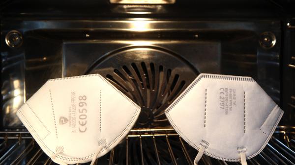 Wenn man unter der Maske schwitzt, dann kann diese schnell sehr unhygienisch werden. Doch gewaschen werden sollen nur Alltagsmasken. FFP2-Masken dürfen nicht in die Waschmaschine, da ansonsten die Filterleistung stark nachlassen kann. Auch das Abbacken von FFP2-Masken zur Reinigung empfiehlt das Bundesamt für Arzneimittel und Medizinprodukte nicht mehr.