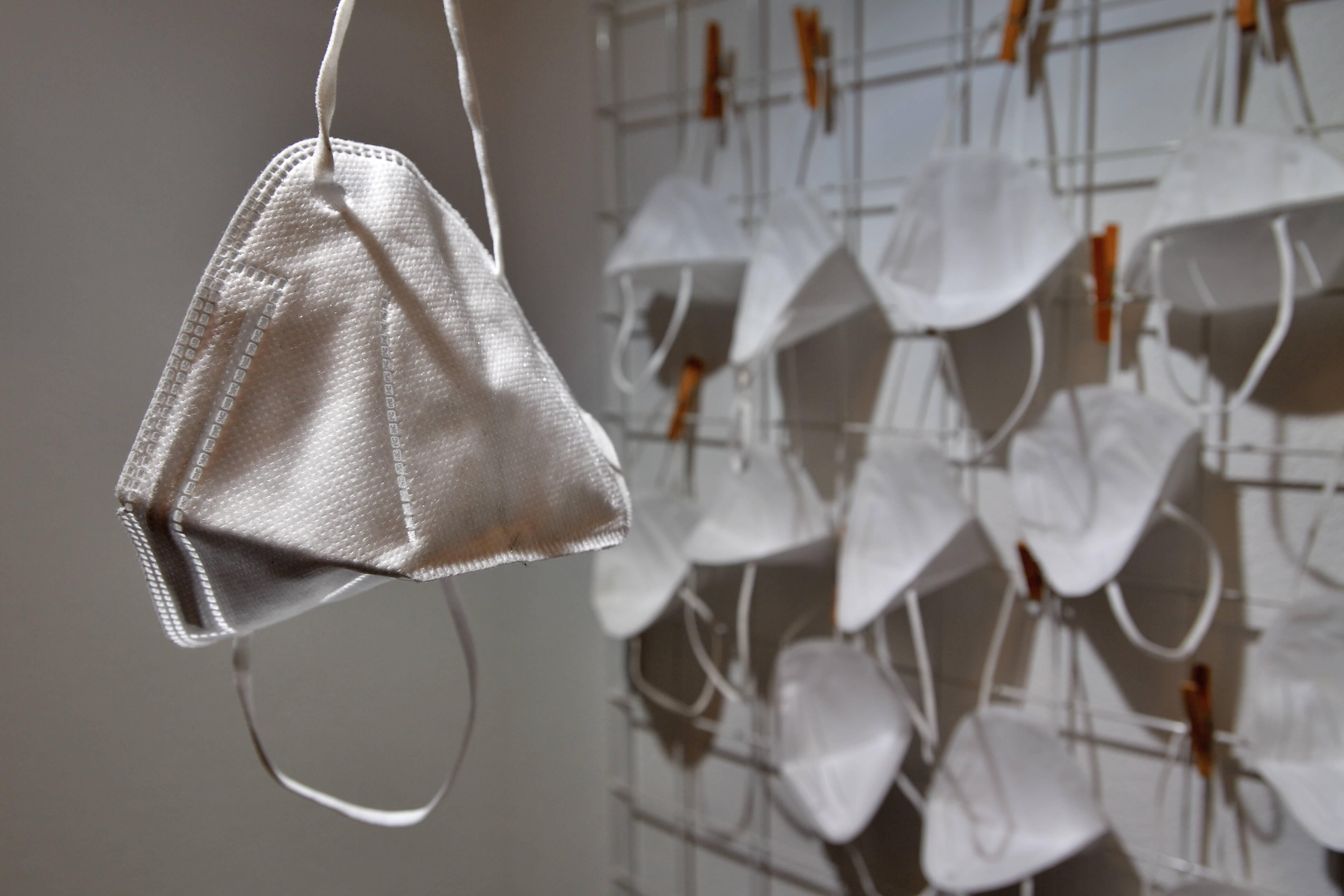 Sollte die Maske bei einem Ausflug oder auf einer Reise eine lange Zeit am Stück getragen werden, sind auch Ersatzmasken empfehlenswert. Durchgeschwitzte Masken bieten keine optimale Filterung von Aerosolen.