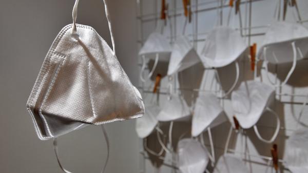 Sollte die Maske bei einem Ausflug oder auf einer Reise eine lange Zeit am Stück getragen werden, sind auch Ersatzmasken empfehlenswert. Durchgeschwitzte Masken bieten keine optimale Filterung von Aerosolen.