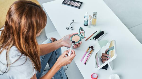 Make Up kann die Hautporen verstopfen, das führt in Kombination mit einer hohen Bakterien- und Keimbelastung unter der Maske schnell zu Hautirritationen. Wer also einen langen Masken-Tag vor sich hat, der sollte vielleicht auf zu dickes Make Up verzichten.