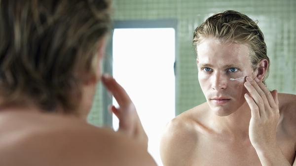 Da die Haut nach langem Masketragen oft in Mitleidenschaft gezogen ist, sollte man mehr auf die eigene Gesichtspflege achten, zum Beispiel mit fettenden und feuchtigkeitsarmen Gesichtscremes.