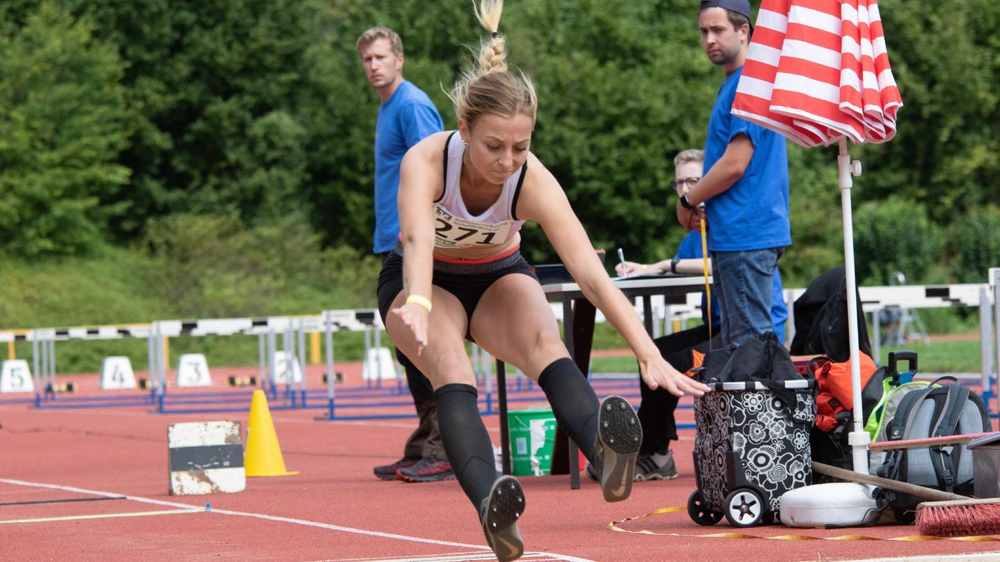 Katharina Weinberger widmete ihrer Trainerin Tina Pröger nach diesem Sprung ihre Medaille.