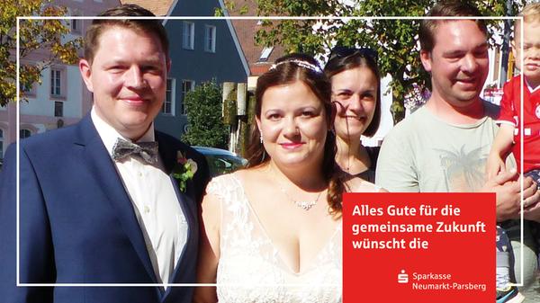 Vor über drei Jahren liefen sich Sandra Beyer aus Puschendorf (Landkreis Fürth) und Christian Schmidt aus Möning in einem griechischen Lokal in Nürnberg zum ersten Mal über den Weg. Aus dem Kennenlernen wurde mit der Zeit die große Liebe, die beide nun mit dem Eheversprechen besiegelten. Zweiter Bürgermeister Hans Kerl traute das Paar im Freystädter Rathaus. Für den musikalischen Rahmen des Festaktes sorgten Sängerin Kristin Schano sowie Sänger und Gitarrist Christian Brandl. Nach der Trauung wurden die 34-jährige Handelsfachwirtin und der 36-jährige Betriebsinhaber der Firma Karosseriebau Schmidt in Seligenporten von ihren Freunden vom 1. FCN-Fanclub Zappa und zahlreichen Hochzeitsgästen empfangen, die auf dem Marktplatz auf sie gewartet haben. Die Mitarbeiter der Firma luden ihren Chef und seine Frau zu einem Sektempfang auf dem Rathausvorplatz ein. Die Hochzeitsfeier selbst fand im Restaurant Franziskus in Freystadt statt. Die Brautleute wohnen bereits in Freystadt und sind derzeit intensiv mit dem Planungen für den Bau ihres neuen Hauses im Freystädter Baugebiet „Am Badgraben“ beschäftigt.