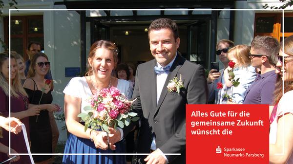 Im Sommer 2015 lernten sich Marina Kerschensteiner aus Berg und Matthias Hirschmann aus Postbauer-Heng über gemeinsame Freunde kennen und es hat gefunkt zwischen den beiden. Am Samstag gaben die Verwaltungsfachwirtin bei der Stadt Nürnberg und der Fachinformatiker bei der Datev im Deutschordensschloss in Postbauer-Heng vorm Standesbeamten Hermann Bogner das Ja-Wort. Die kirchliche Hochzeit folgt in einem Jahr. Nach der Trauung wurden die Frischvermählten von einem langen Spalier von Freunden erwartet, die ihnen viel Glück wünschten. Nach einem Sektempfang ging es zum Essen nach Burgthann und der Tag endete abends mit einer Gartenparty. Jetzt freuen sie beiden 31-Jährigen erst einmal auf ihr erstes Kind, das Anfang Dezember zur Welt kommen soll. Ihren Lebensmittelpunkt hat das Paar im Ortsteil Kemnath, wo sich Marina und Matthias ein Haus gebaut haben.