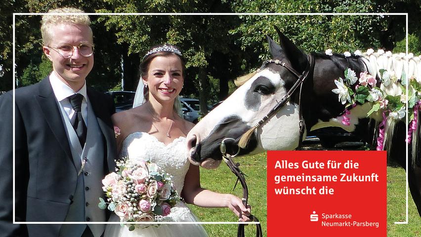 Die Reiterfreunde aus Rothenhof ließen es sich nicht nehmen, zur Hochzeit ihrer Reiterkollegin Ann-Kathrin Meier, geborene Tokic, und ihrem Mann Sebastian Meier aus Sengenthal mit ihren Pferden zu erscheinen und sie mit einen langen Spalier zu erfreuen. Als Überraschung hatten sie "Luce", das geliebte Pferd der Braut, für diesen Anlass festlich geschmückt und mitgebracht.  Auch die Burschen der Kirwajugend Sengenthal waren mit von der Partie und luden die Brautleute zu einem kleinen Umtrunk ein. Zuvor hatte in der Wallfahrtskirche „Maria Hilf“ Pfarrer Simon Heindl, er stammt aus Sengenthal und war für diesen Anlass extra von seiner Pfarrstelle in Nürnberg in die Oberpfalz gekommen, kirchlich getraut. Zur Hochzeitsfeier luden die 27-jährige Speditionskauffrau und der ein Jahr ältere Logistik-Meister, der im Sengenthaler Gemeinderat sitzt und zweiter Vorsitzender des ASC Sengenthal ist, ins W3 nach Neumarkt. Beide wohnen im eigenen Haus in Sengenthal, die Flitterwochen werden sie an der Nordsee verbringen. 