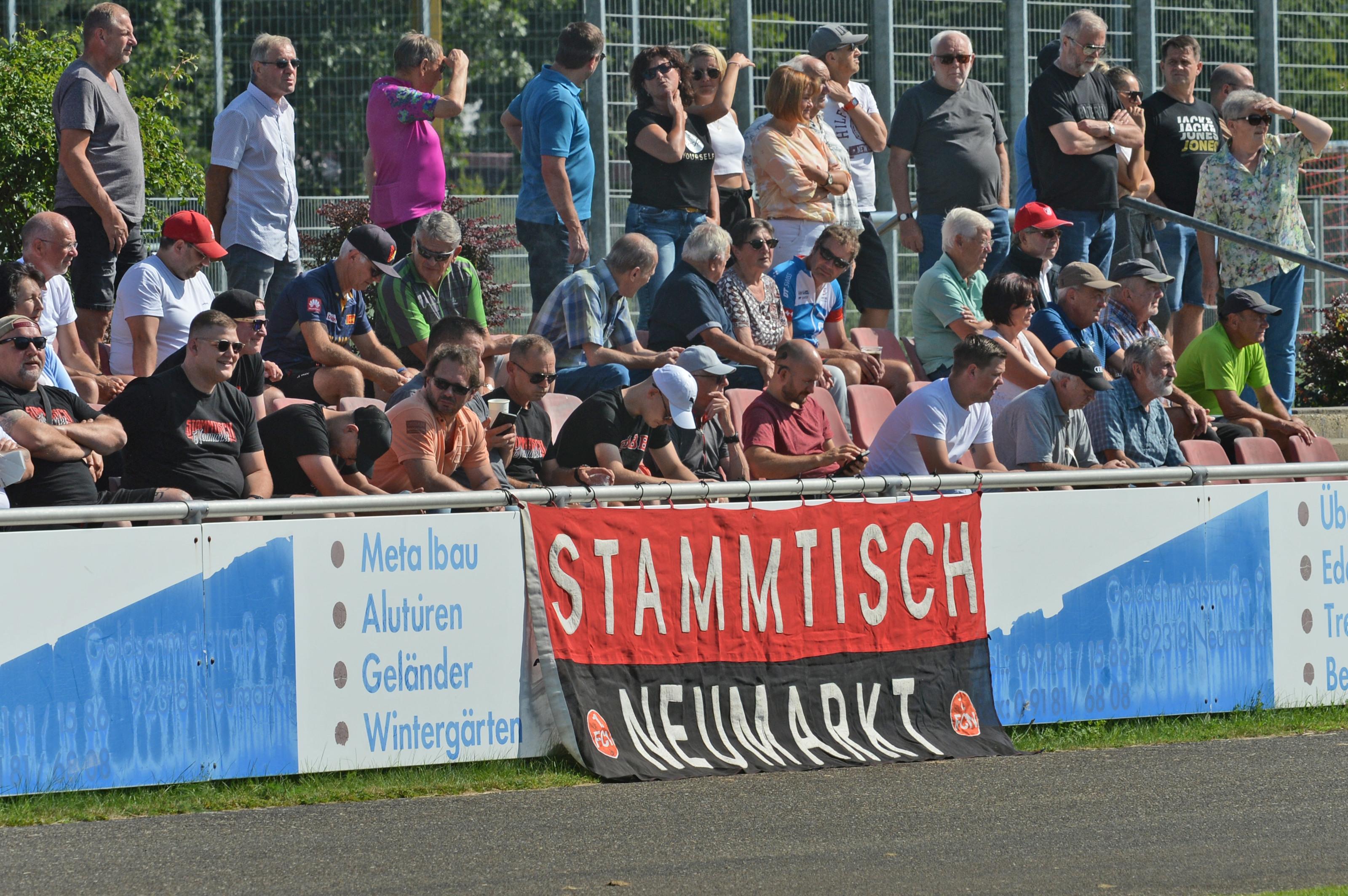Erst setzten die Bayernliga-Fußballer ihren Höhenflug fort, behaupteten sich vor 600 Zuschauern im Spitzenspiel gegen die DJK Ammerthal. Am Abend legten die Bayernliga-Ringer des ASV im Turnerheim nach, behielten gegen den favorisierten SV Johannis Nürnberg III die Oberhand.