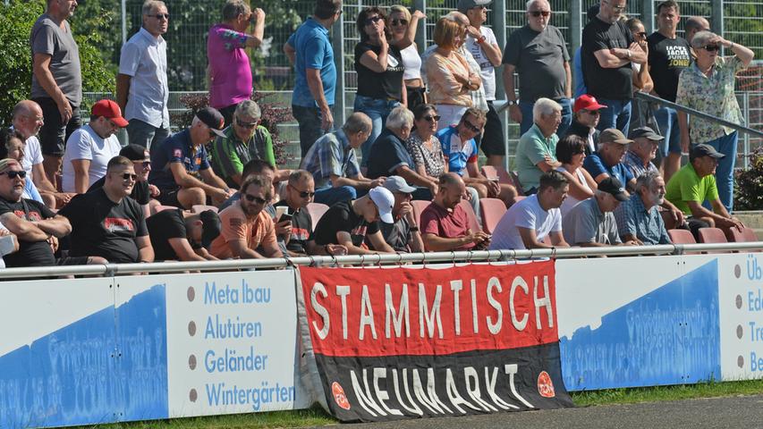 Erst setzten die Bayernliga-Fußballer ihren Höhenflug fort, behaupteten sich vor 600 Zuschauern im Spitzenspiel gegen die DJK Ammerthal. Am Abend legten die Bayernliga-Ringer des ASV im Turnerheim nach, behielten gegen den favorisierten SV Johannis Nürnberg III die Oberhand.