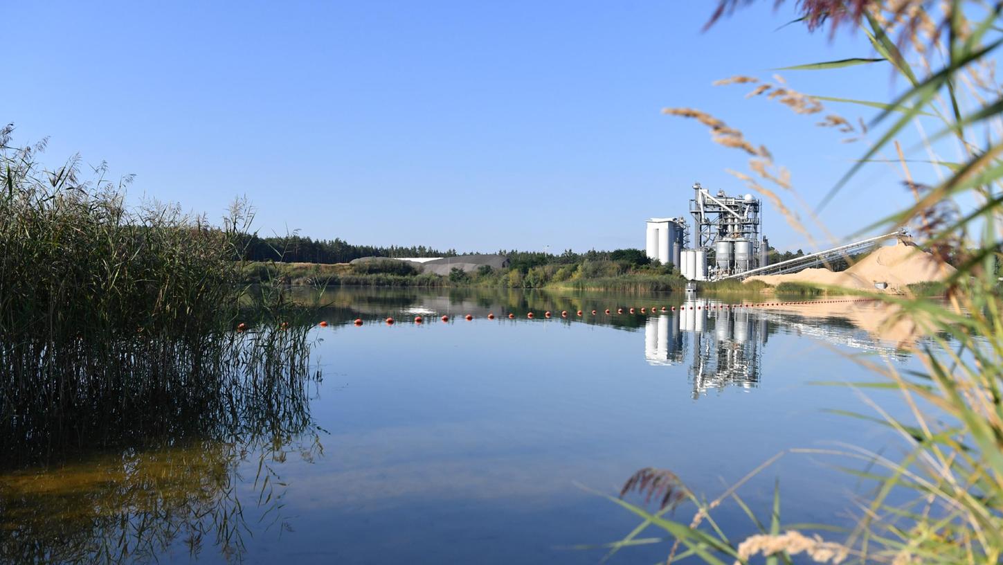 Die Kette im Bögl-Weiher markiert die „Schwimmgrenze“: Südlich davon baut die Firmengruppe Max Bögl nahe des eigenen Stammwerks Sand für die Betonproduktion ab. Auch der Bereich, in dem derzeit die Asphaltmischanlage betrieben wird, ist laut dem Bergamt Nordbayern im Abbaukonzept enthalten. Die Kette im Bögl-Weiher markiert die „Schwimmgrenze“: Südlich davon baut die Firmengruppe Max Bögl nahe des eigenen Stammwerks Sand für die Betonproduktion ab. Auch der Bereich, in dem derzeit die Asphaltmischanlage betrieben wird, ist laut dem Bergamt Nordbayern im Abbaukonzept enthalten.
