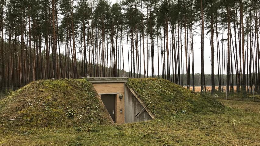 Das Wasserschutzgebiet mit den Brunnen und Wasserbehältern der Gemeinde Sengenthal bleibt unangetastet. Die hohe Qualität des Trinkwassers ist auf die mächtige Schicht Flugsand zurückzuführen, der hier in der letzten Eiszeit hängen blieb. Das Wasserschutzgebiet mit den Brunnen und Wasserbehältern der Gemeinde Sengenthal bleibt unangetastet. Die hohe Qualität des Trinkwassers ist auf die mächtige Schicht Flugsand zurückzuführen, der hier in der letzten Eiszeit hängen blieb.