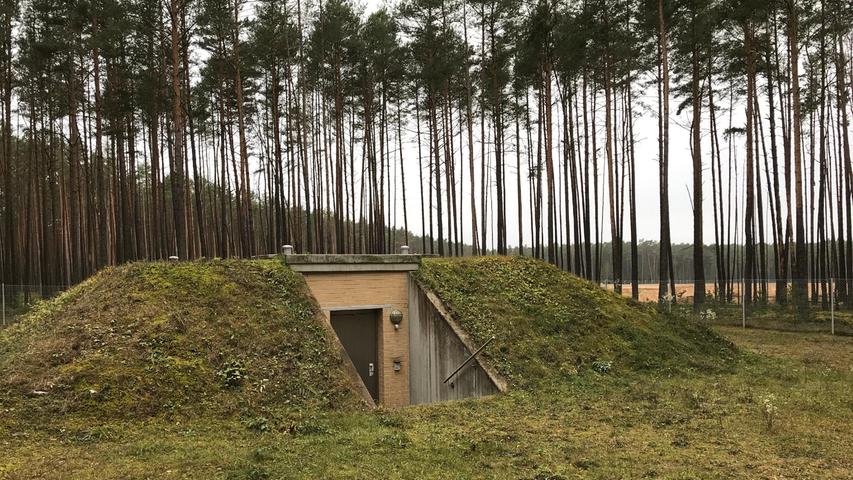 Das Wasserschutzgebiet mit den Brunnen und Wasserbehältern der Gemeinde Sengenthal bleibt unangetastet. Die hohe Qualität des Trinkwassers ist auf die mächtige Schicht Flugsand zurückzuführen, der hier in der letzten Eiszeit hängen blieb.  