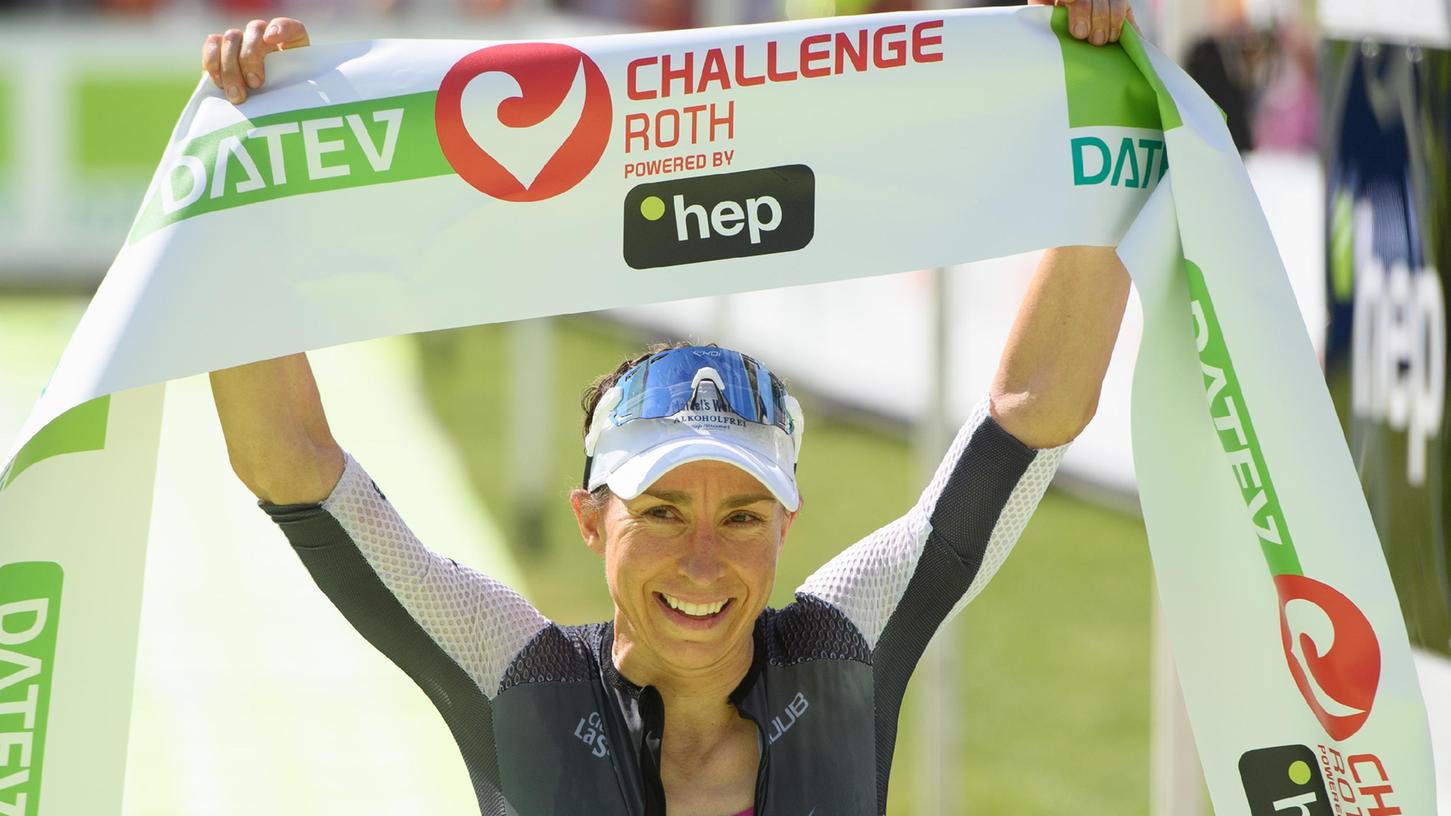 Anne Haug bejubelt ihren Sieg beim Challenge Roth 2021.
