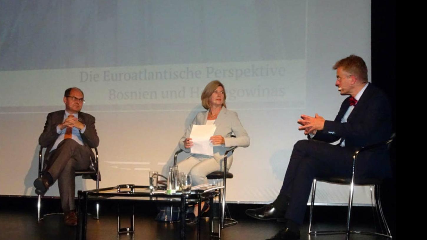 Auf dem Podium von links nach rechts: Christian Schmidt, Professorin Dr. Marie-Janine Calic und Professor Dr. Ulrich Schlie. Auf dem Podium von links nach rechts: Christian Schmidt, Professorin Dr. Marie-Janine Calic und Professor Dr. Ulrich Schlie.