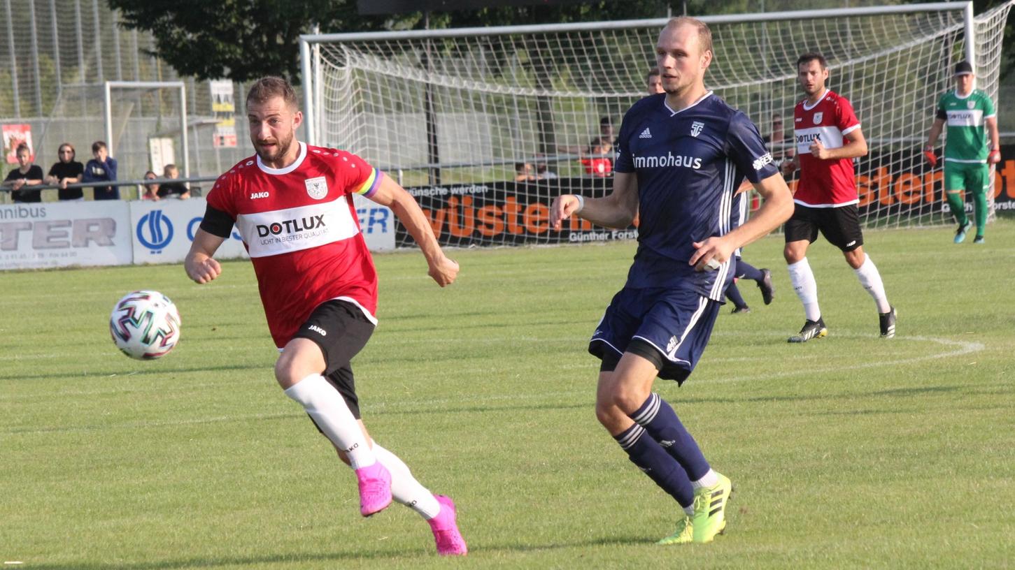 Beendete die Niederlagen-Serie des TSV 1860 Weißenburg: Jonas Ochsenkiel (links, hier im Spiel geegn den SC 04 Schwabach) traf in der 92. Minute zum 1:1-Endstand bei der SG Quelle Fürth.  