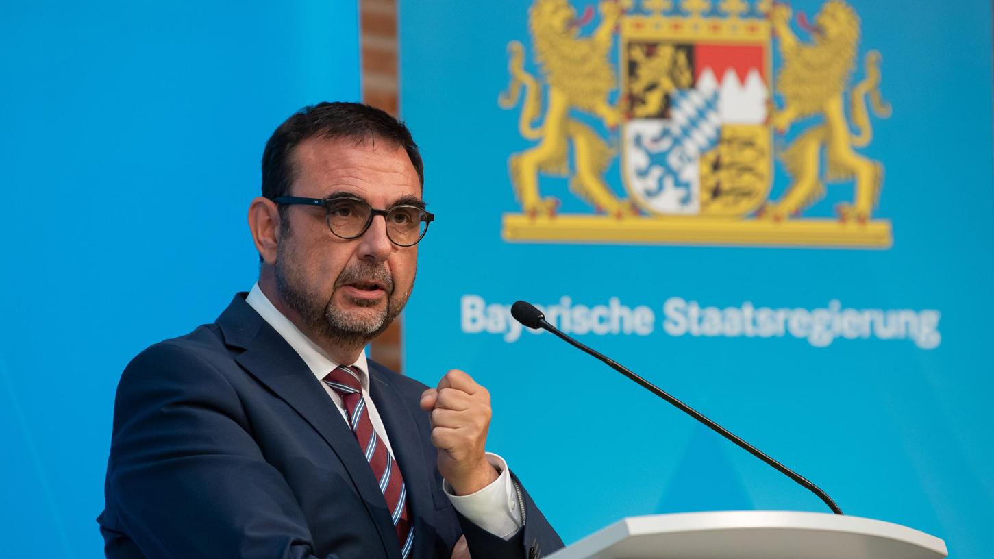 Gesundheitsminister Holetschek stellt neue Quarantäne-Regelungen in Bayern vor. 