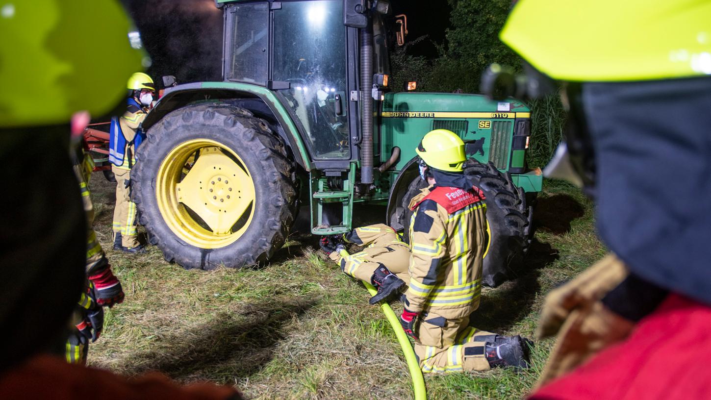 Gezielter Einsatz konnte bei Traktorbrand Schlimmeres verhindern. Foto: Feuerwehr Neustadt Gezielter Einsatz konnte bei Traktorbrand Schlimmeres verhindern. Foto: Feuerwehr Neustadt
