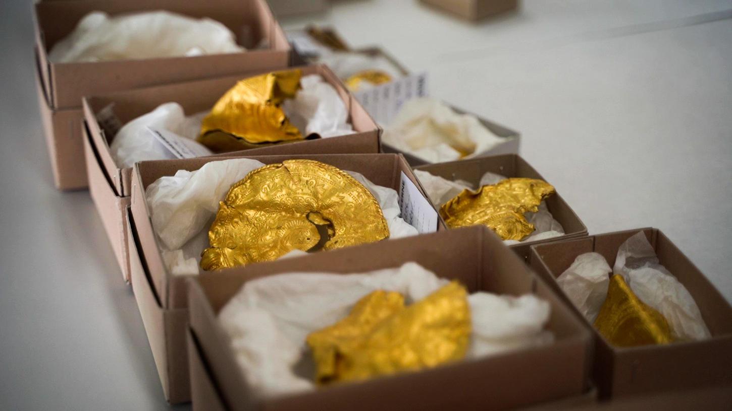Teile des 1500 Jahre alten 22-teiligen Goldschatz, bestehend aus fein dekorierten Medaillons, die vermutlich aus dem 5. Jahrhundert stammen. Auch einige römische Münzen, die zu Schmuck verarbeitet wurden, sind darunter. Teile des 1500 Jahre alten 22-teiligen Goldschatz, bestehend aus fein dekorierten Medaillons, die vermutlich aus dem 5. Jahrhundert stammen. Auch einige römische Münzen, die zu Schmuck verarbeitet wurden, sind darunter.