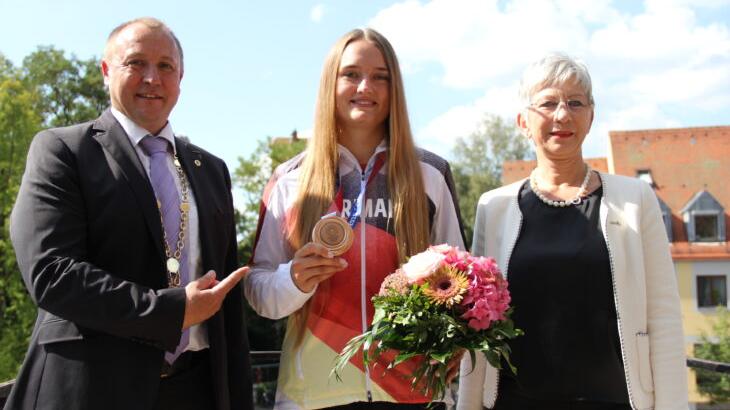Feucht empfängt die Olympionikin Charline Schwarz Feucht empfängt die Olympionikin Charline Schwarz