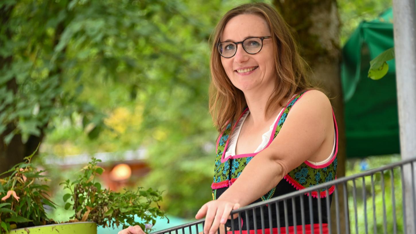 "Darum Badum" ist auf ihren Wahlplakaten zu lesen: Lisa Badum im grünen Wohnzimmer ihrer Heimatstadt Forchheim, dem Kellerwald. "Darum Badum" ist auf ihren Wahlplakaten zu lesen: Lisa Badum im grünen Wohnzimmer ihrer Heimatstadt Forchheim, dem Kellerwald.