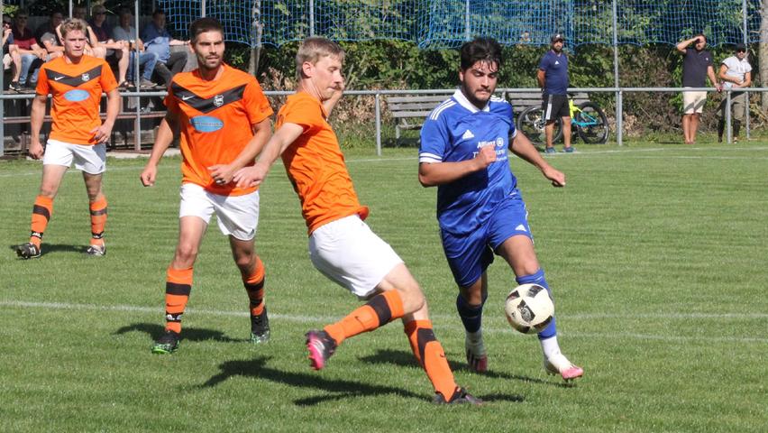Der SV Möhren (in Orange) und der ESV Treuchtlingen lieferten sich ein spannendes Derby mit fünf Toren und vielen packenden Zweikämpfen.