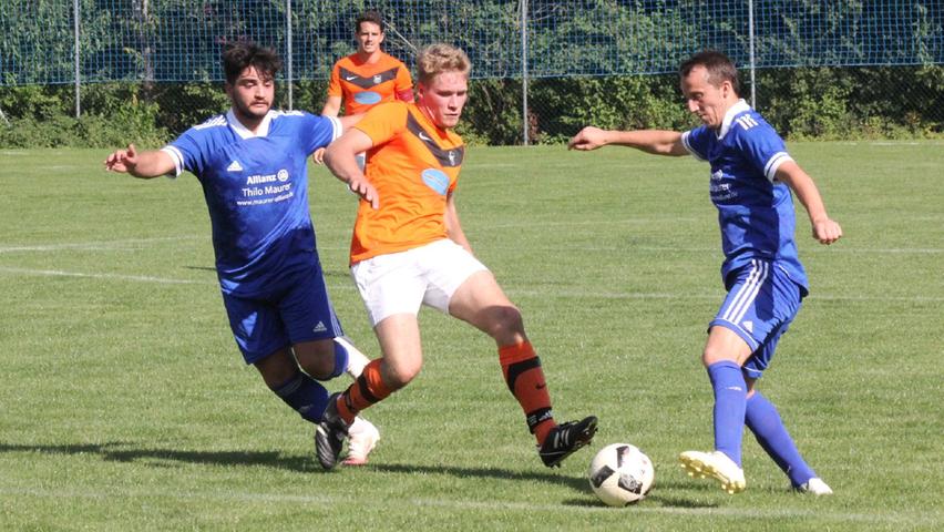 Der SV Möhren (in Orange) und der ESV Treuchtlingen lieferten sich ein spannendes Derby mit fünf Toren und vielen packenden Zweikämpfen.