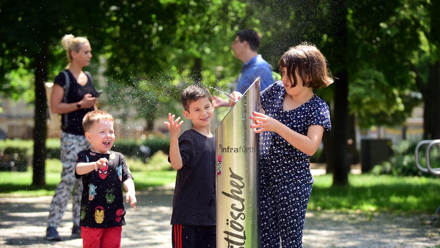 Ein Wasserspender in der Adenaueranlage, an dem man seinen Durst löschen kann – genügend Trinkwasser, das ist in Zeiten des Klimawandels nicht mehr selbstverständlich. Fürth steht an sich gut da, muss aber auch etwas tun.
Ein Wasserspender in der Adenaueranlage, an dem man seinen Durst löschen kann – genügend Trinkwasser, das ist in Zeiten des Klimawandels nicht mehr selbstverständlich. Fürth steht an sich gut da, muss aber auch etwas tun.