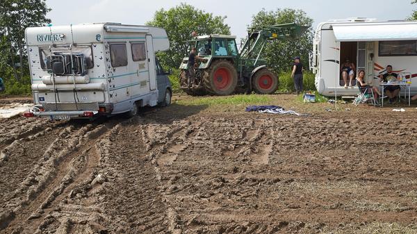 Bevor Sie sich auf Wiese oder Erde stellt, sollten Sie den Untergrund prüfen. Viel zu schnell graben sich die Reifen des schweren Wohnmobils beim Losfahren ein. Unser Tipp: Sogenannte Wegfahrmatten ersparen in diesen Fällen jede Menge Ärger.