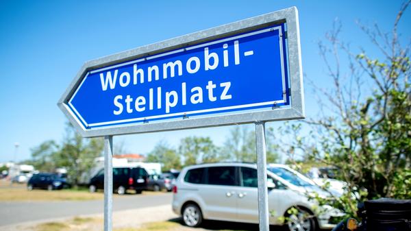 Im Urlaub wird die Stellplatzsuche schnell zum Stressfaktor. Statten Sie sich daher vorab mit einem Wohnmobil-Reiseführer Ihrer Urlaubsregion aus und laden Sie sich Apps wie Stellplatzradar von ProMobil oder park4night aufs Handy.