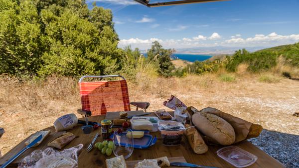 Zurück zum Essen: Einen Notfallproviant sollten Sie immer an Bord haben. Es kann schließlich vorkommen, dass Sie – zum Beispiel wegen eines Staus – das Etappenziel nicht vor Ladenschluss erreicht.