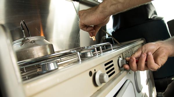 Gas macht im Wohnmobil das Wasser heiß und lässt den Kühlschrank laufen, wenn man nicht am Stromnetz hängt. Eine zweite Gasflasche sollte man daher immer dabei haben, falls die erste schlappmacht. Ersatz ist, gerade im Ausland, nicht immer leicht zu kriegen.