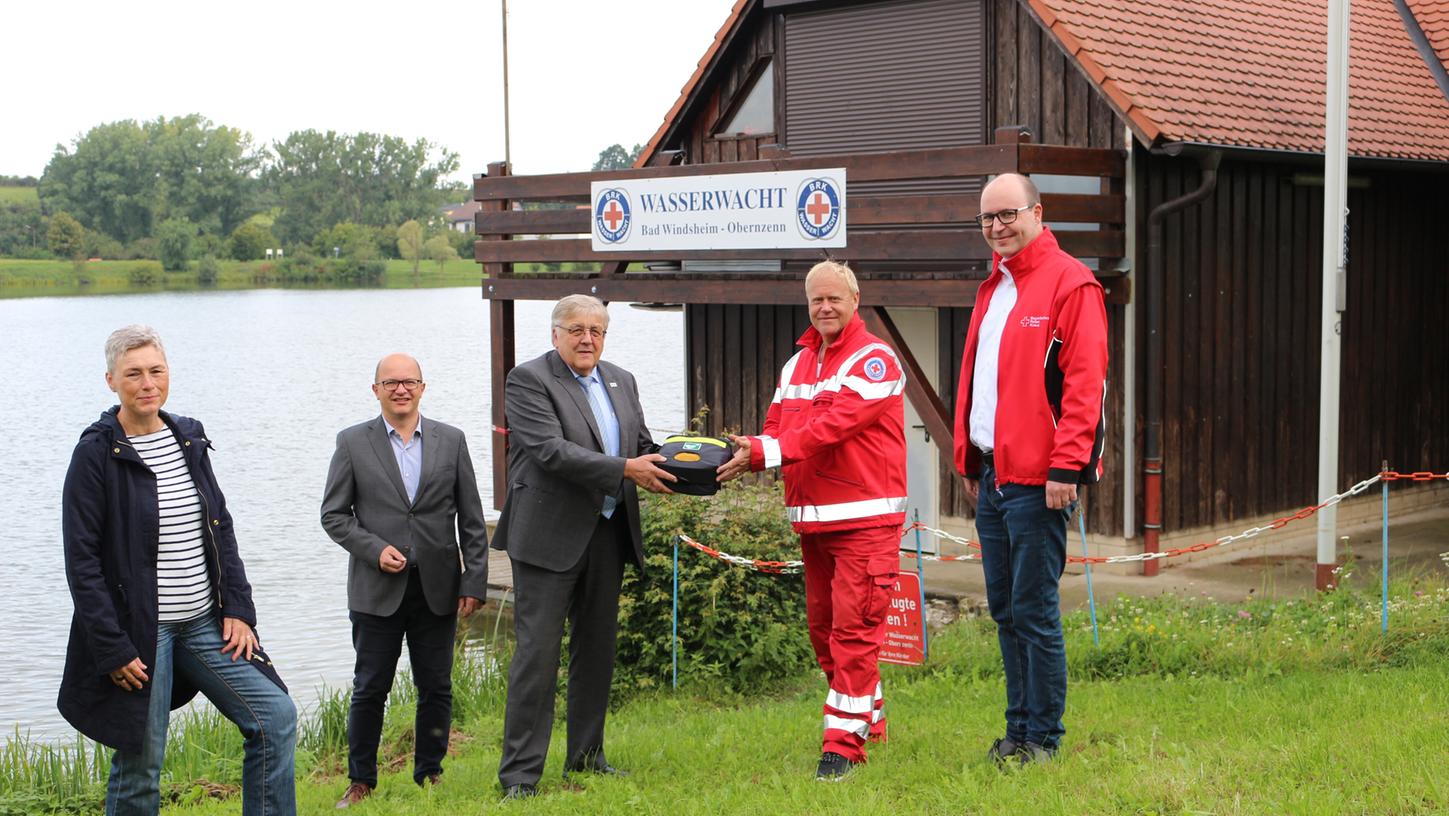 Heike Kühl von der Gesundheitsregionplus , der Obernzenner 1. Bürgermeister Rainer Hufnagel, Landrat Helmut Weiß, Gerhard John von der Wasserwacht des BRKKreisverbands und der stellvertretende BRK-Kreisgeschäftsführer Stefan Grau (v. l.) bei der offiziellen Übergabe des neuen Defibrillators. Heike Kühl von der Gesundheitsregionplus , der Obernzenner 1. Bürgermeister Rainer Hufnagel, Landrat Helmut Weiß, Gerhard John von der Wasserwacht des BRKKreisverbands und der stellvertretende BRK-Kreisgeschäftsführer Stefan Grau (v. l.) bei der offiziellen Übergabe des neuen Defibrillators.