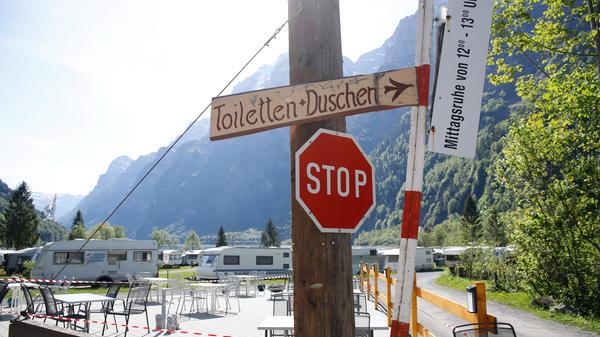 Die Toilettenkassette und den Schmutzwassertank zu leeren, ist kein Hexenwerk, aber beides macht nicht wirklich Spaß. Klo und Dusche im Wohnmobil sollten Sie daher selten bis gar nicht nutzen. Gehen Sie auf die sanitären Einrichtungen der Camping- oder Stellplätze oder nach dem Restaurantbesuch nochmal aufs Klo. Es erspart anrüchige Arbeit.