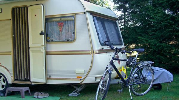 Und wir bleiben bei der Matte. Ist die Markise ausgerollt, sind Tisch und Stühle aufgebaut, fängt der entspannte Teil an. Was spießig klingt, aber ungemein hilft: ein Vorzeltteppich vor dem Wohnmobil. Nur so lässt sich vermeiden, ständig die Schuhe an- und wieder auszuziehen. Weil man eben auch mal barfuß vom Campingtisch in den Wagen gehen kann, ohne kiloweise Sand und Staub hineinzutragen.