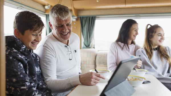 Keine Angst, es kommt nicht laufend vor, aber es ist auch nicht ausgeschlossen: ein Einbruch im Wohnmobil. Wer es Dieben schwer machen will, sollte zum einen nie ohne Rucksack oder Handtasche das Wohnmobil verlassen. Diebe wissen, dass viele Menschen Wertsachen wie Kamera, Laptop, Tablet und Co. im Urlaub dabei haben. Gehen Sie mit leeren Händen los, muss folglich alles noch im Wagen sein. Zum anderen wirken kleine Schutzmechanismen Wunder. Zum Beispiel eine kleine Alarmanlage mit Bewegungsmelder an der Decke, die es schon für 10 Euro gibt.